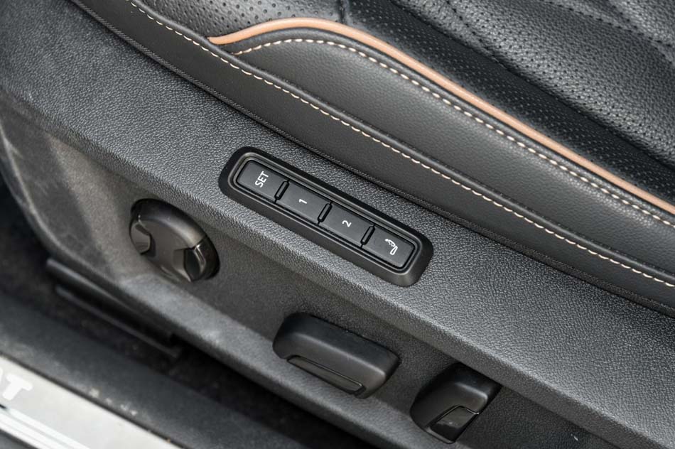 2019款 380TSI 尊贵版 座椅空间