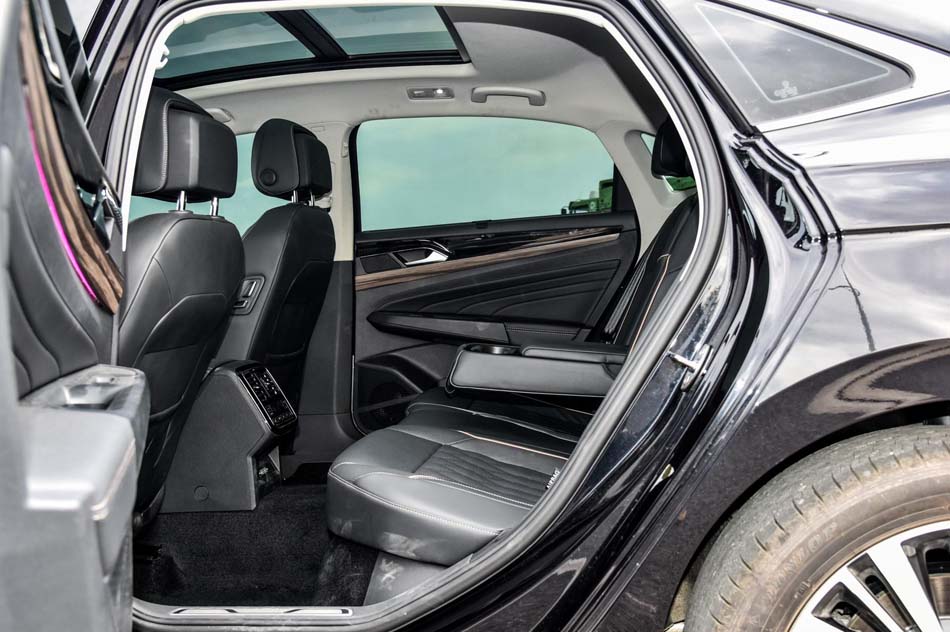 2019款 380TSI 尊贵版 座椅空间