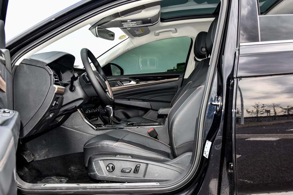 2019款 380TSI 尊贵版 座椅空间