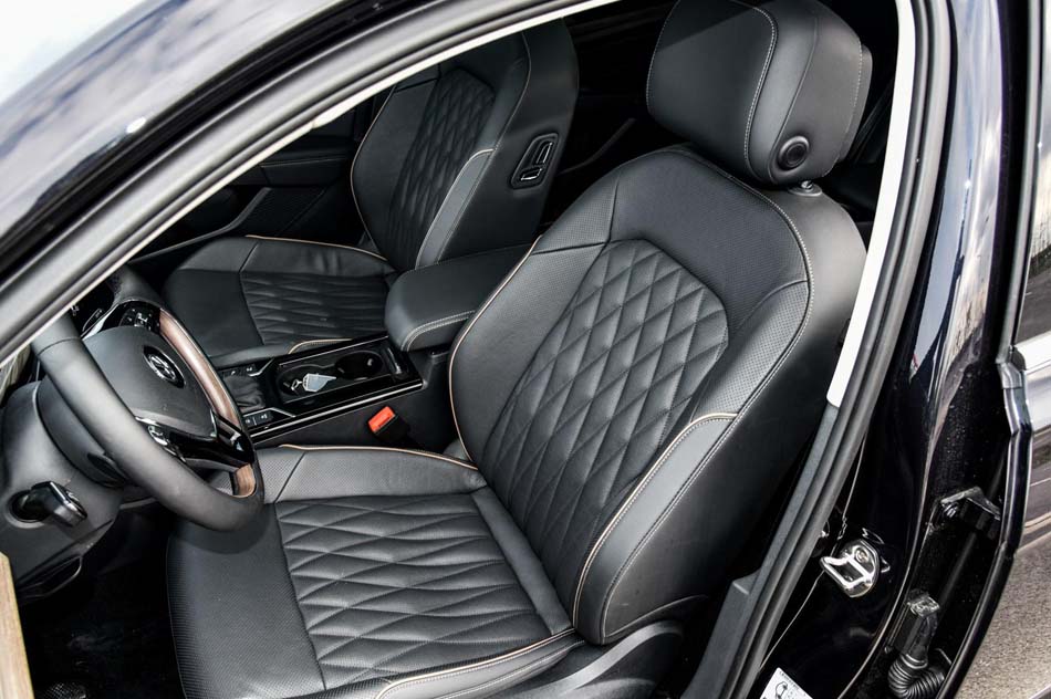 2019款 380TSI 尊贵版 座椅空间