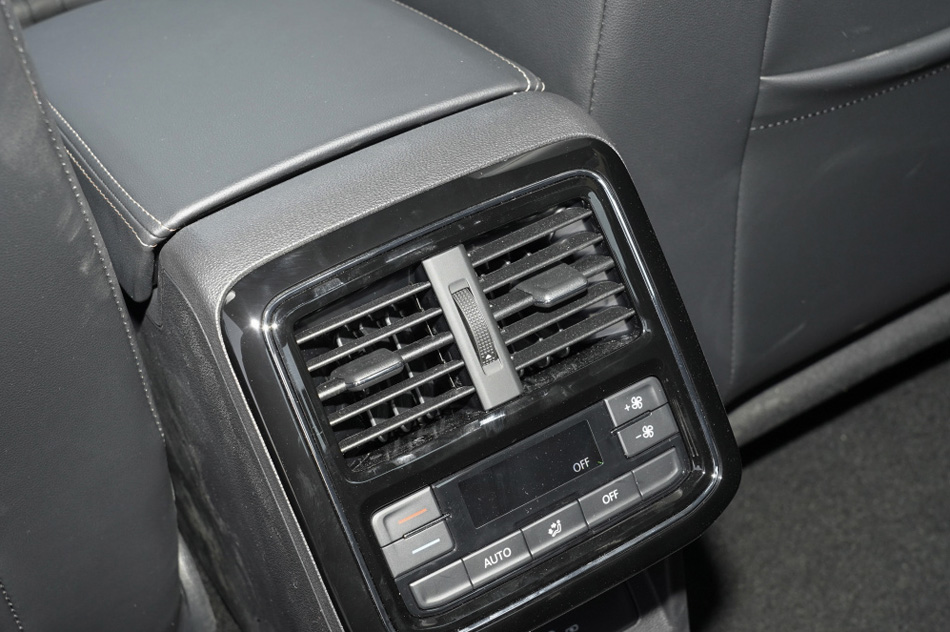 2021款 330TSI 精英版 座椅空间