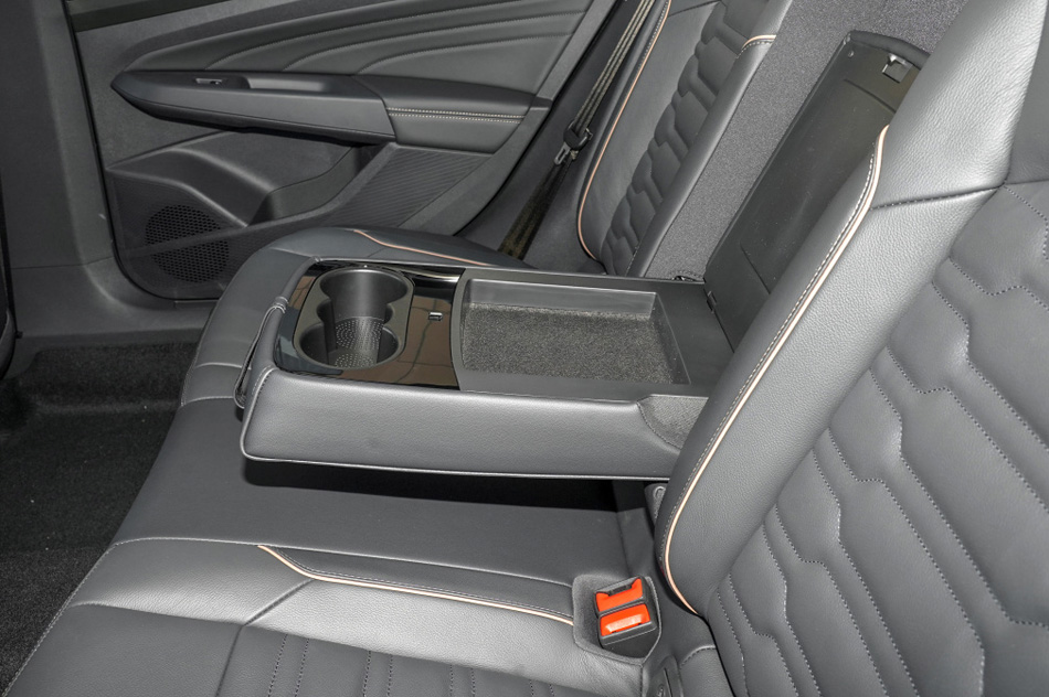 2021款 330TSI 精英版 座椅空间