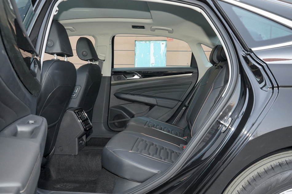 2021款 330TSI 精英版 座椅空间