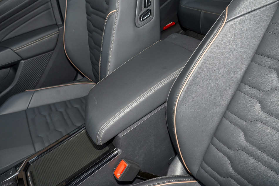 2021款 330TSI 精英版 座椅空间