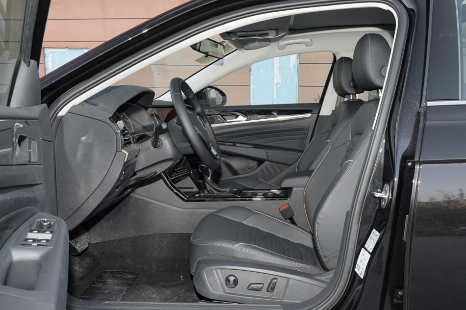 2021款 330TSI 精英版 座椅空间
