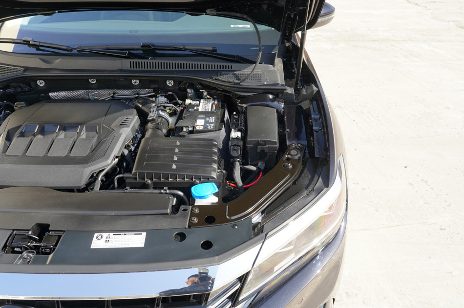 2021款 330TSI 精英版 引擎底盘