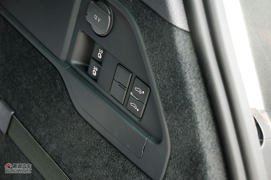 新途锐后排座椅放倒键和后悬挂独立升降键