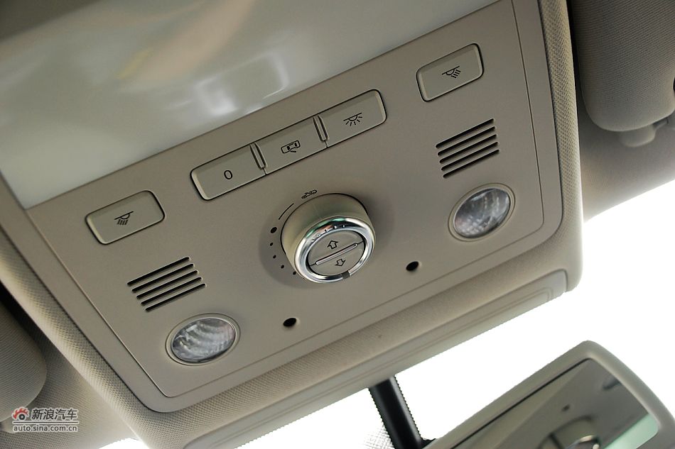 新途锐天窗及前排阅读灯控制区