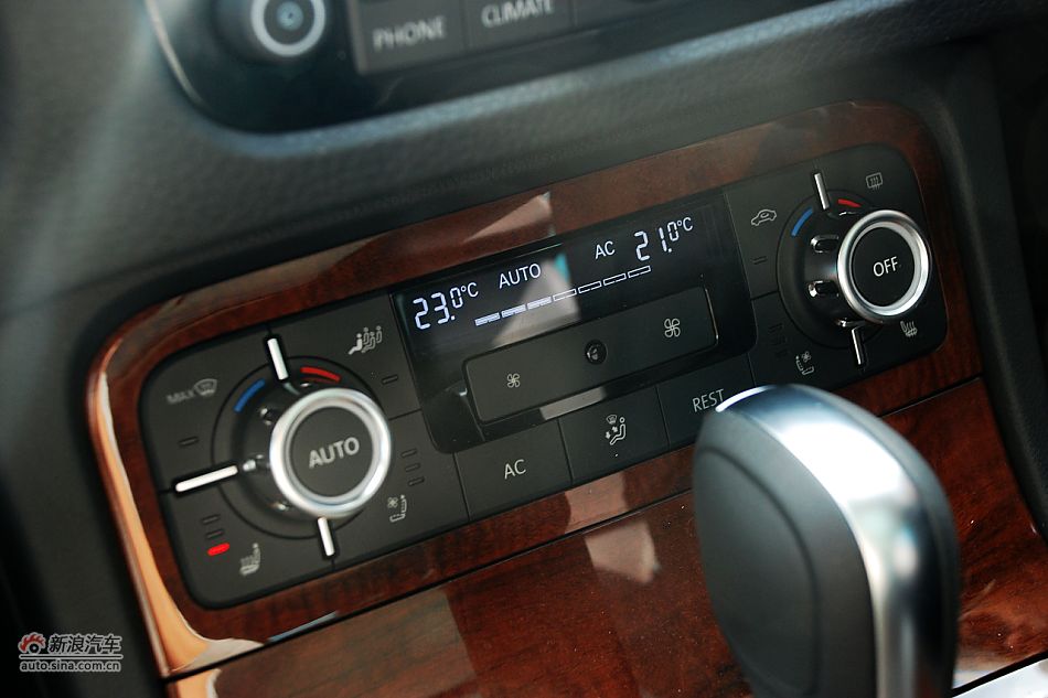 新途锐中控台中央