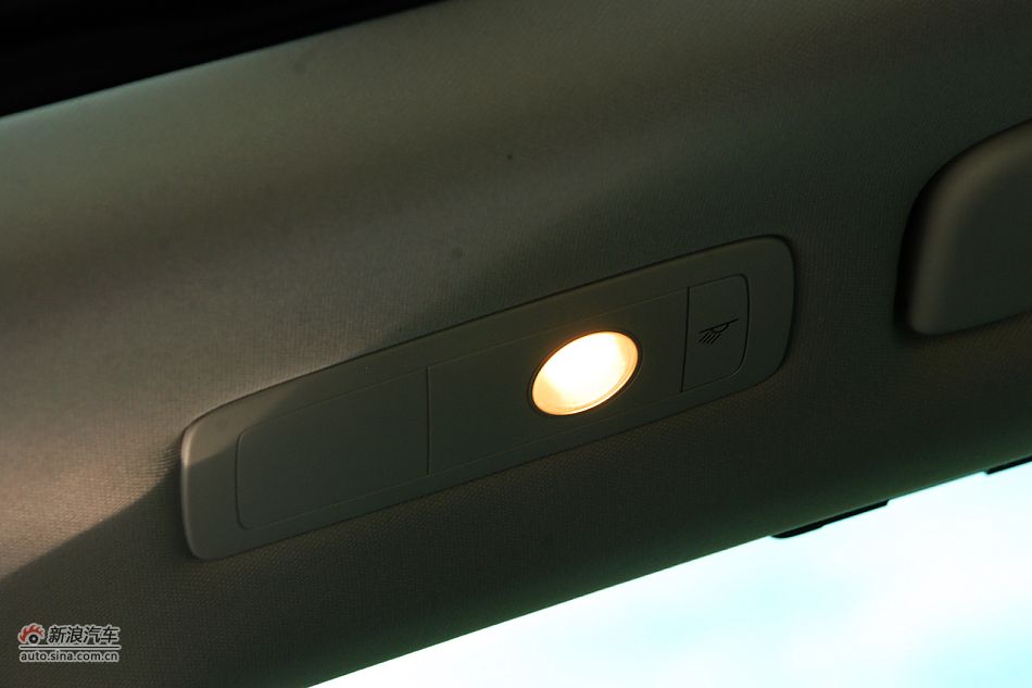 新途锐后排侧上方阅读灯