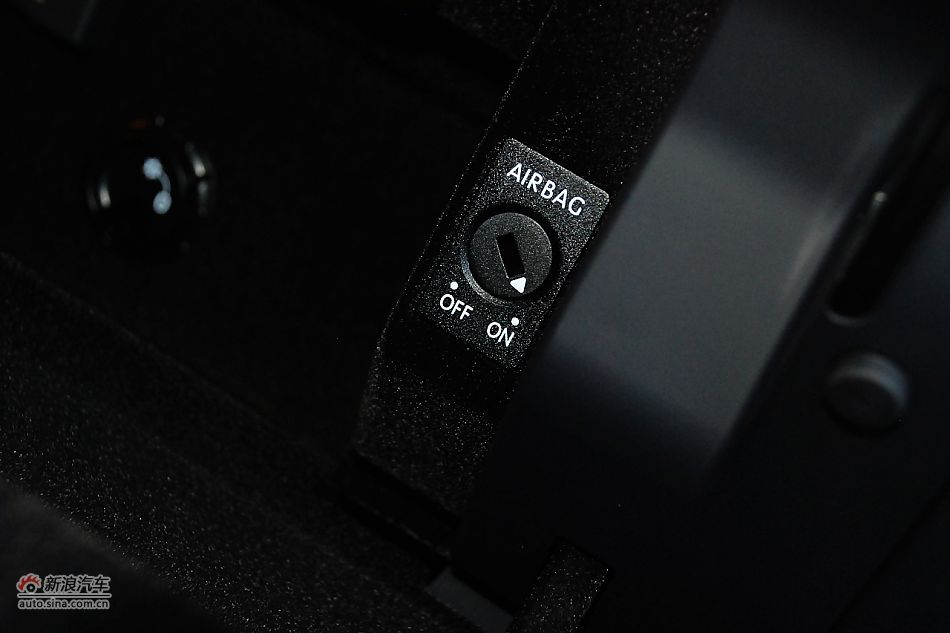 新途锐副驾驶气囊关闭（手套箱内）