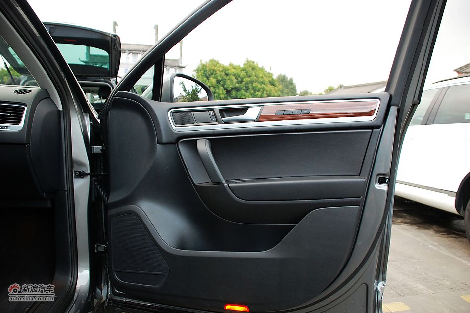 新途锐副驾驶侧门