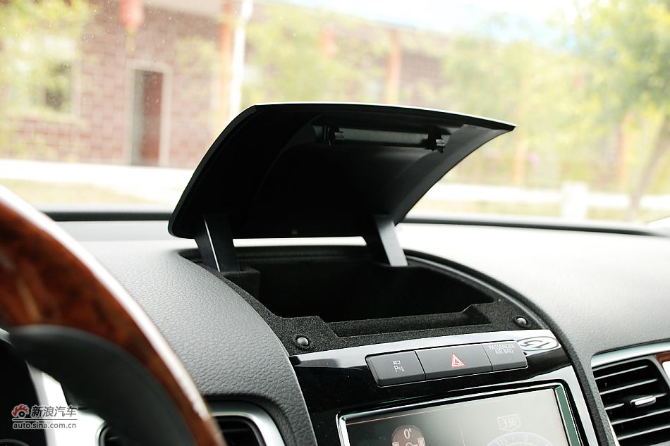 新途锐中控台中央上方储物盒