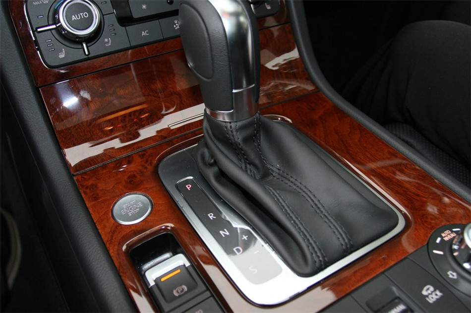 2013款大众途锐V6 3.0 TSI汽油限量奢华版