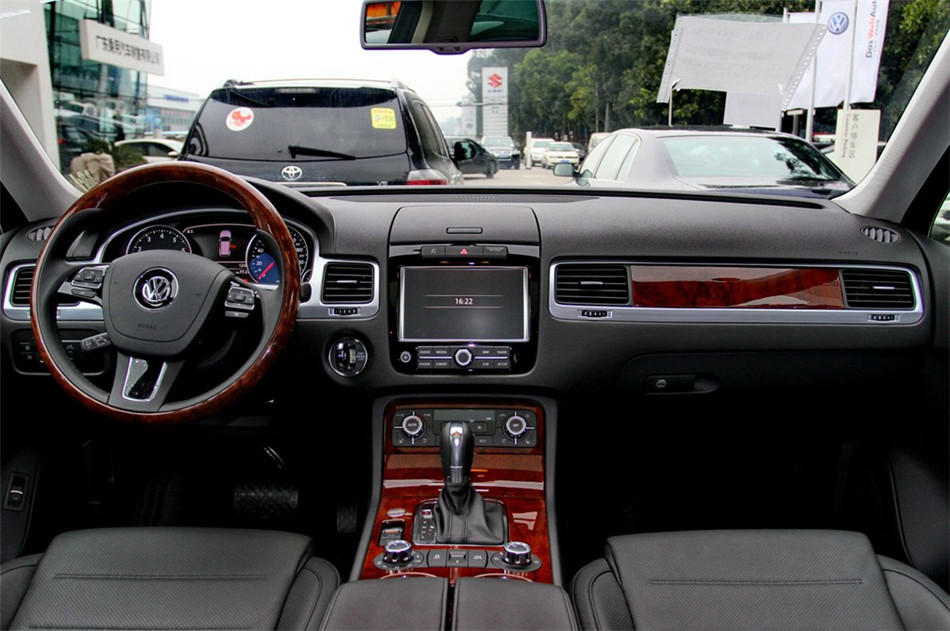 2013款大众途锐V6 3.0 TSI汽油限量奢华版