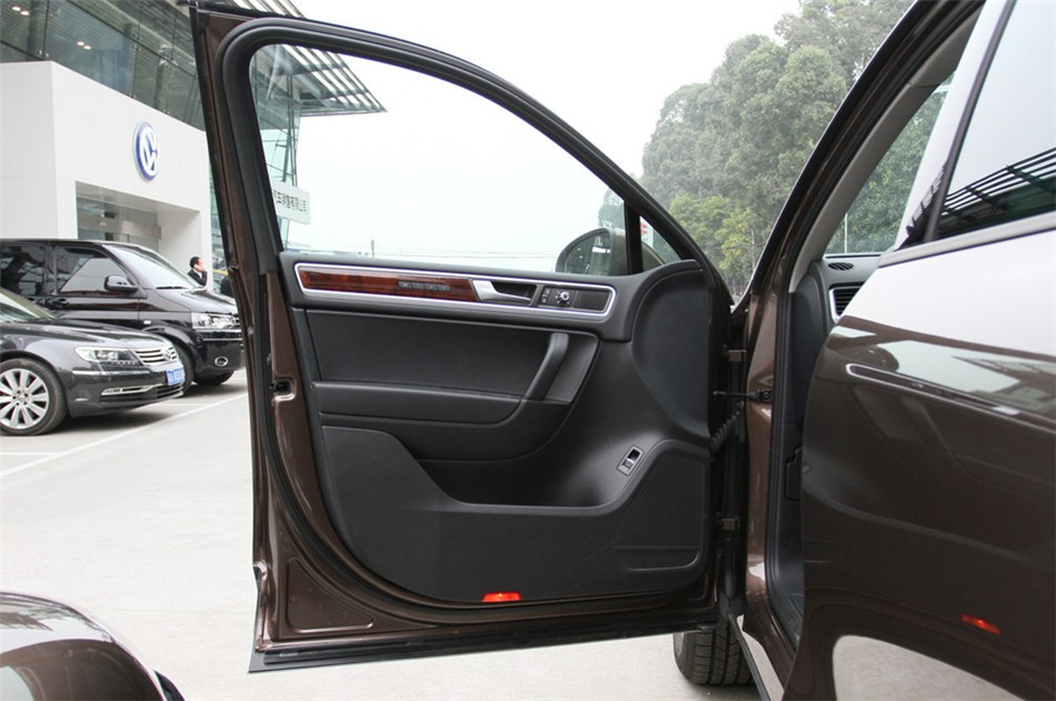 2013款大众途锐V6 3.0 TSI汽油限量奢华版