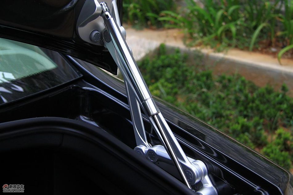 大众新辉腾后备箱实拍