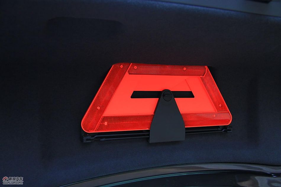 大众新辉腾后备箱实拍