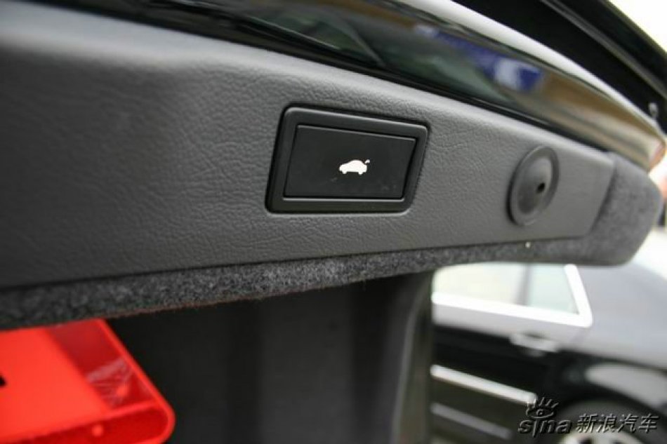 后备箱盖关闭按钮