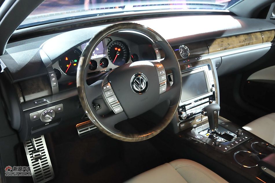 新辉腾亮相发布会现场