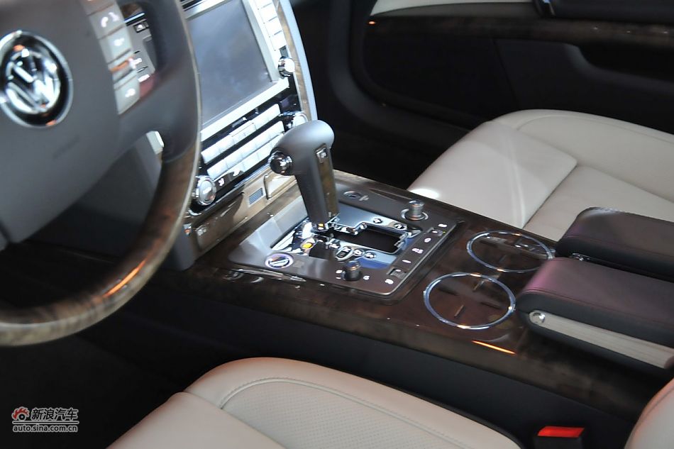 新辉腾亮相发布会现场