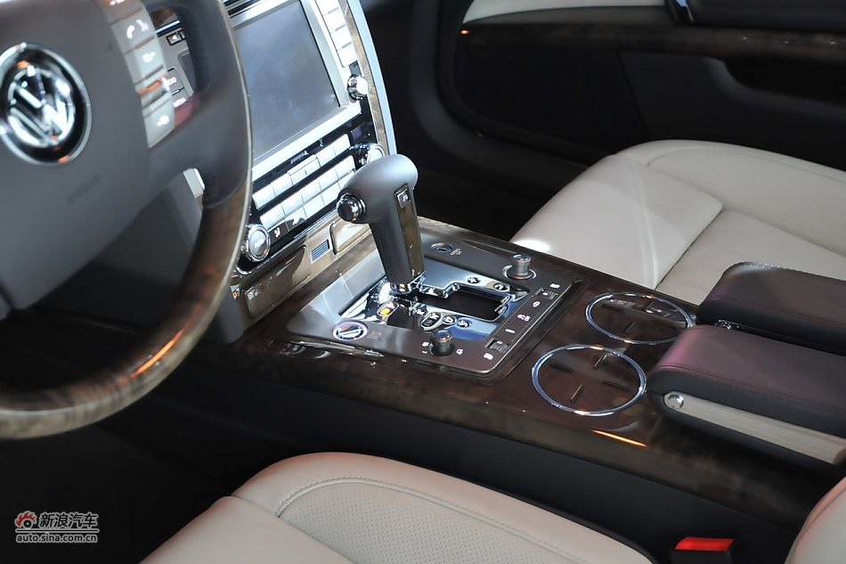 新辉腾亮相发布会现场