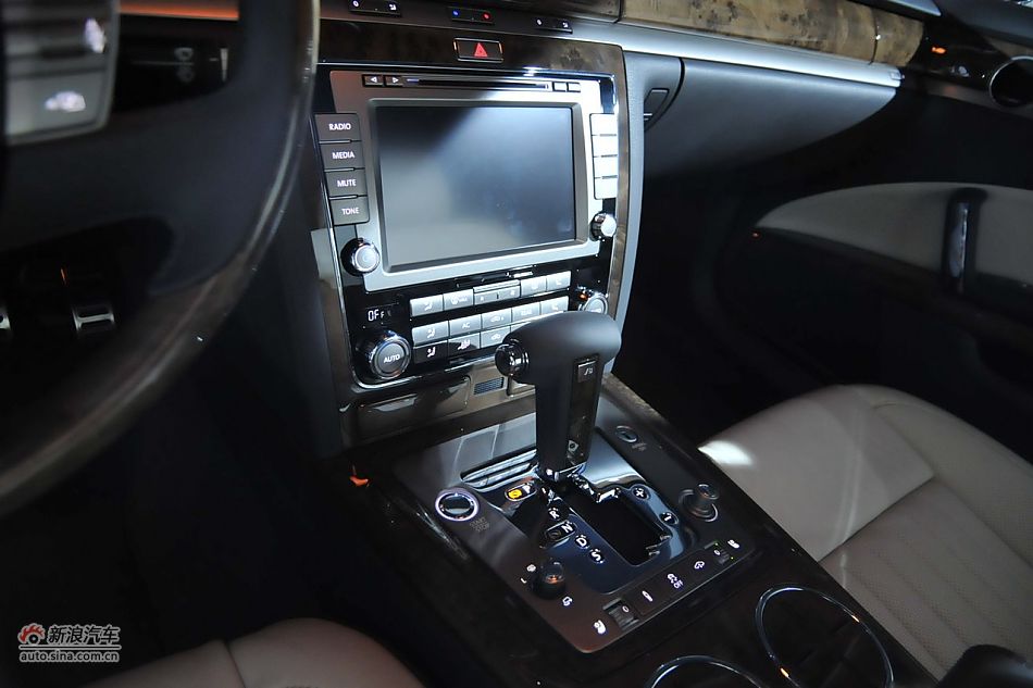 新辉腾亮相发布会现场