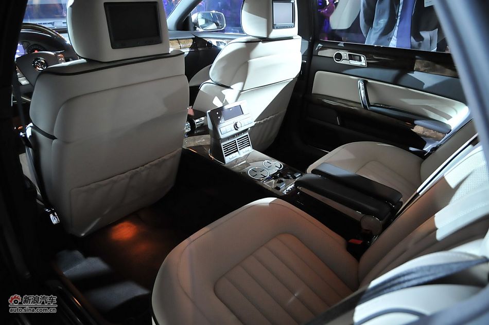 新辉腾亮相发布会现场