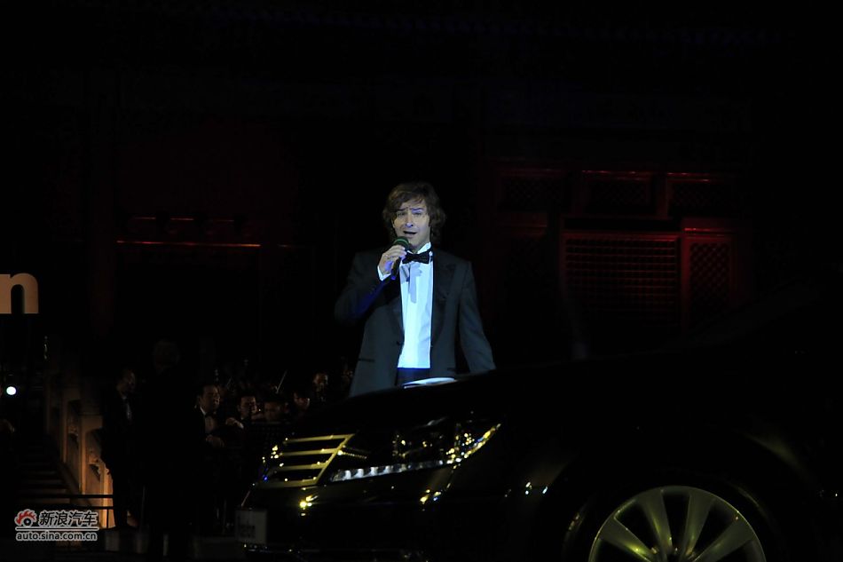 德国男高音艺术家现场表演