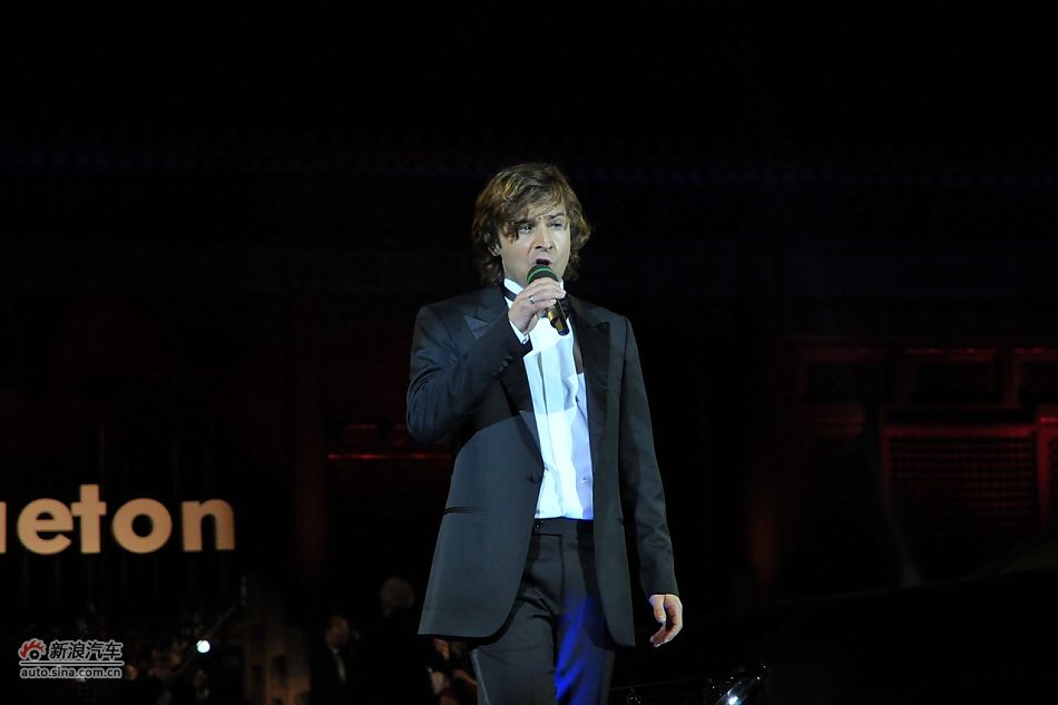 德国男高音艺术家现场表演