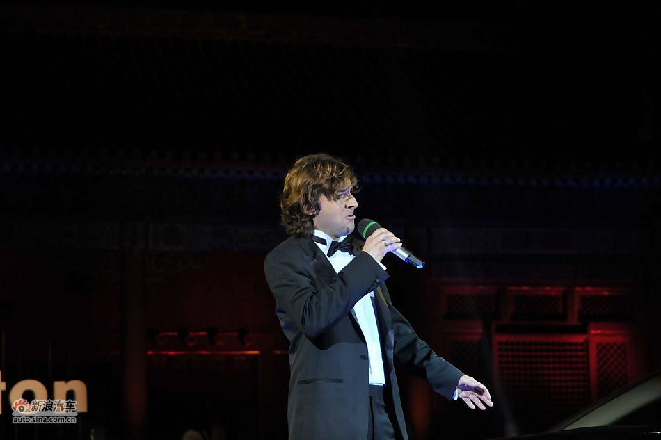 德国男高音艺术家现场表演