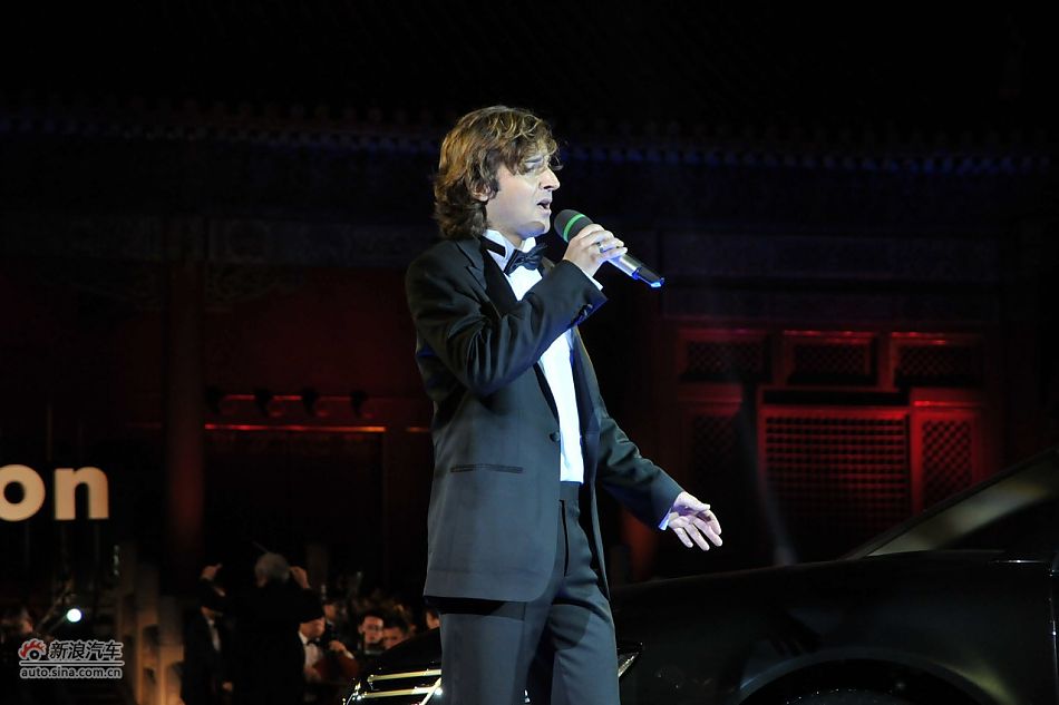 德国男高音艺术家现场表演