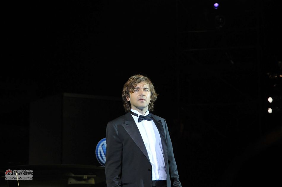 德国男高音艺术家现场表演