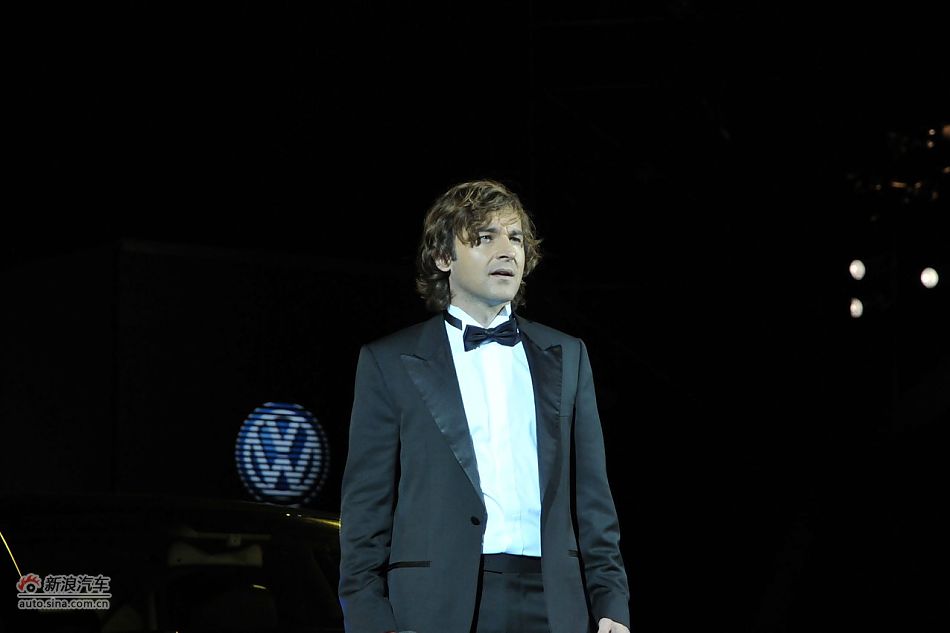 德国男高音艺术家现场表演