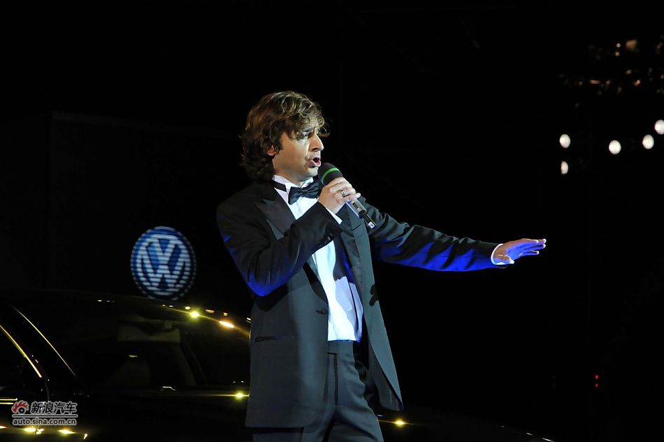 德国男高音艺术家现场表演