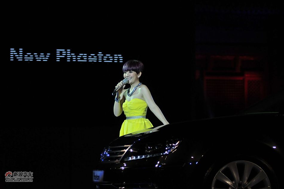 著名歌星梁静茹现场祝唱