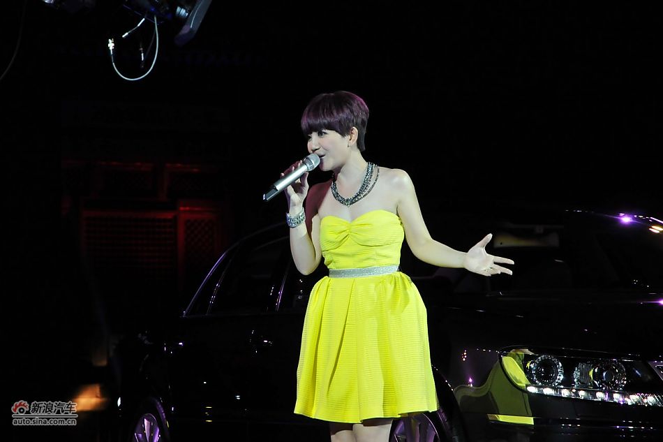 著名歌星梁静茹现场祝唱