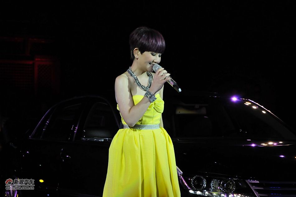 著名歌星梁静茹现场祝唱