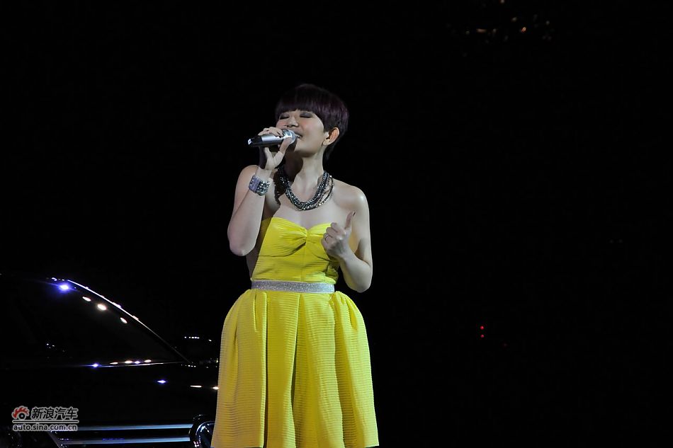 著名歌星梁静茹现场祝唱