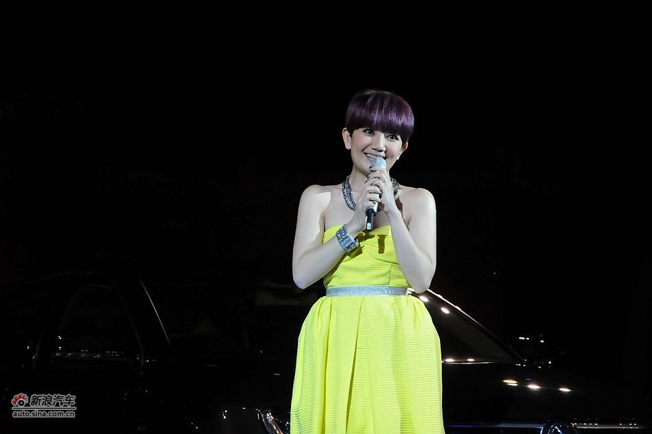 著名歌星梁静茹现场祝唱