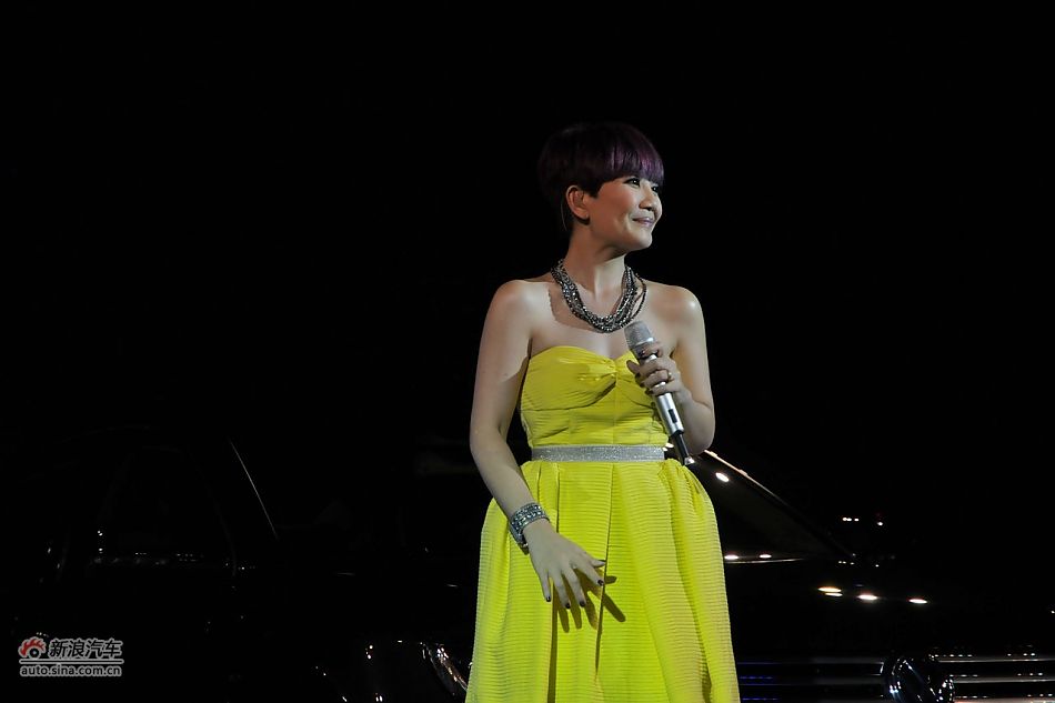 著名歌星梁静茹现场祝唱