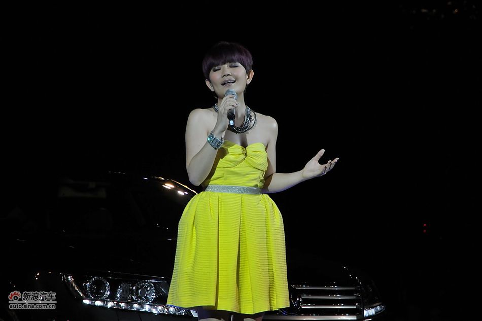 著名歌星梁静茹现场祝唱