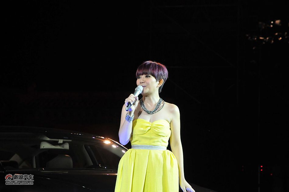 著名歌星梁静茹现场祝唱