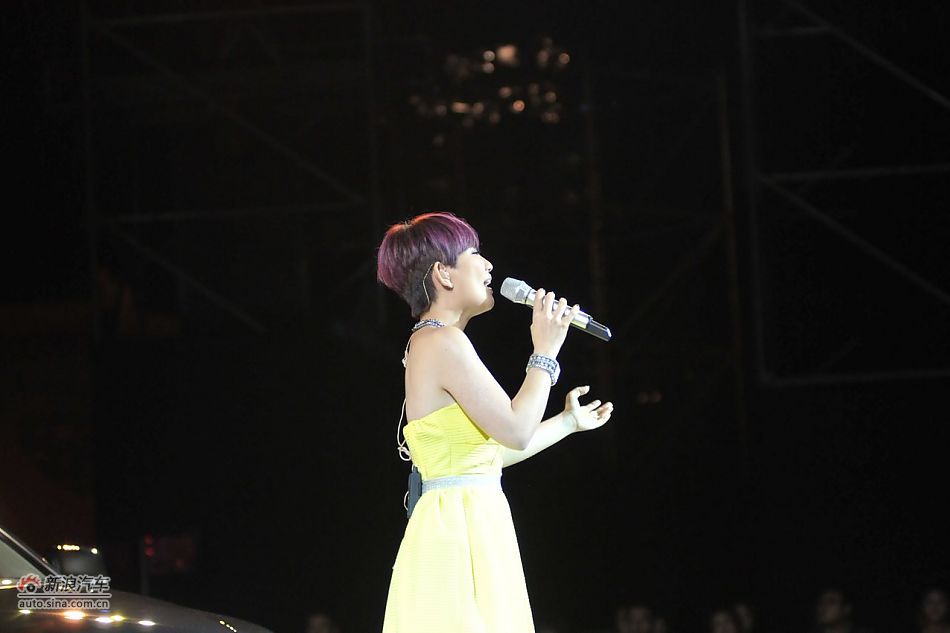 著名歌星梁静茹现场祝唱