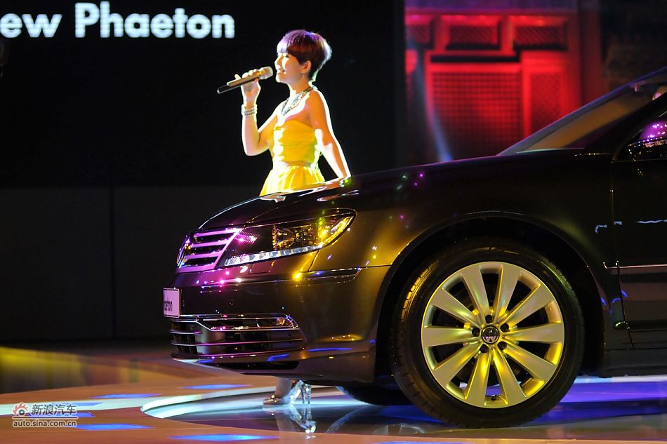 著名歌星梁静茹现场祝唱