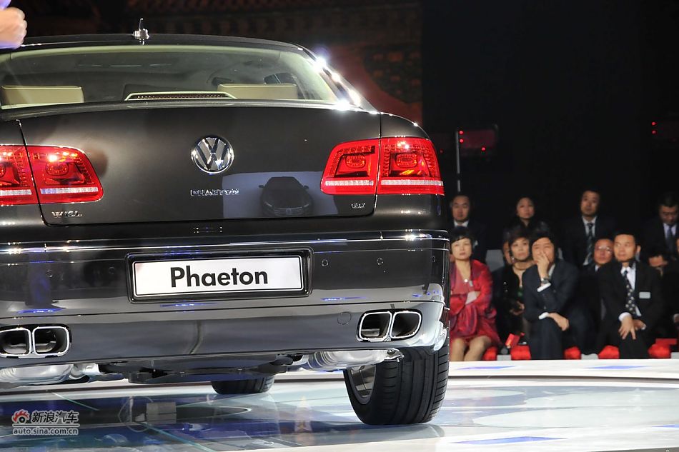 两位设计师交流辉腾设计理念