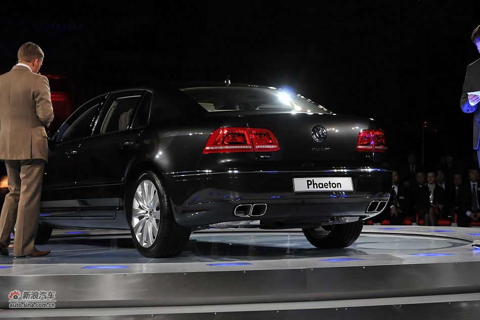 两位设计师交流辉腾设计理念