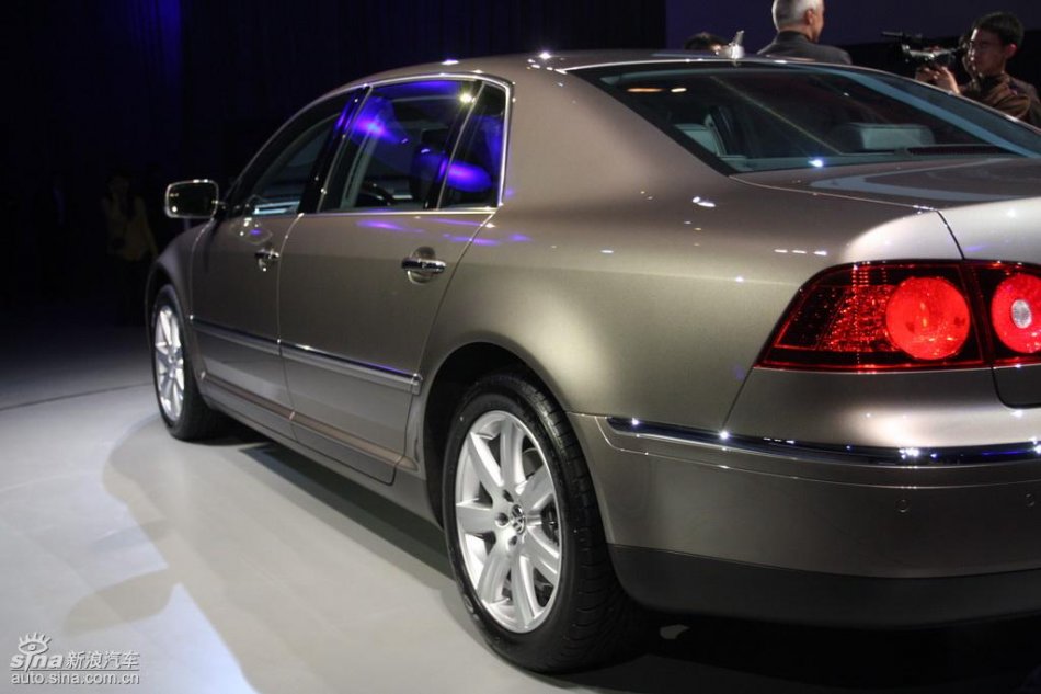 全新3.6L辉腾上市现场外观实拍图