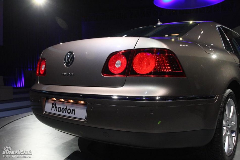 全新3.6L辉腾上市现场外观实拍图