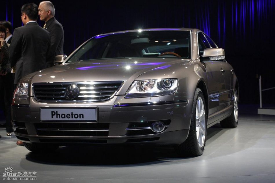 全新3.6L辉腾上市现场外观实拍图